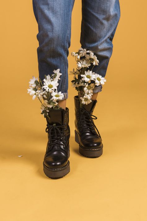 Woman legs with flowers in shoes Free Photo Flowers In Shoes, Reference Cartoon, Photo Woman, Cartoon Shoes, Flower Photoshoot, Creative Photoshoot Ideas, Shoes Photography, Shoes Drawing, Flower Shoes