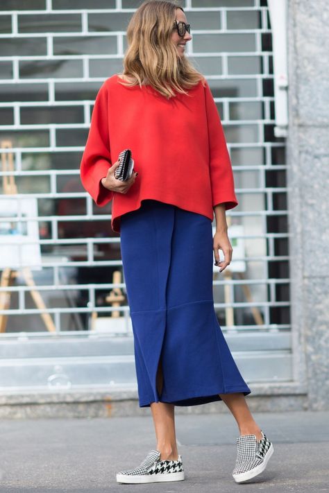 Dress With Sport Shoes Outfits, Red Blue Outfit, Red And Blue Outfit, Look Office, 4th Of July Outfits, Spring Color, Outfit Trends, Street Style Winter, Red Sweater