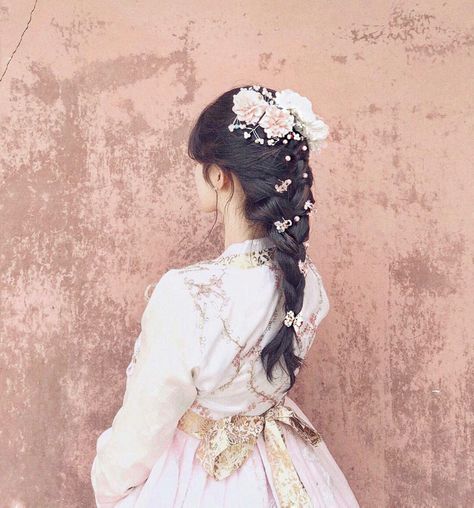 Traditional Korean Hairstyle, Hanbok Aesthetic, Hanbok Wedding Dress, Hanbok Wedding, Traditional Hairstyle, Korean Traditional Dress, Korean Hanbok, Traditional Korean, Uzzlang Girl