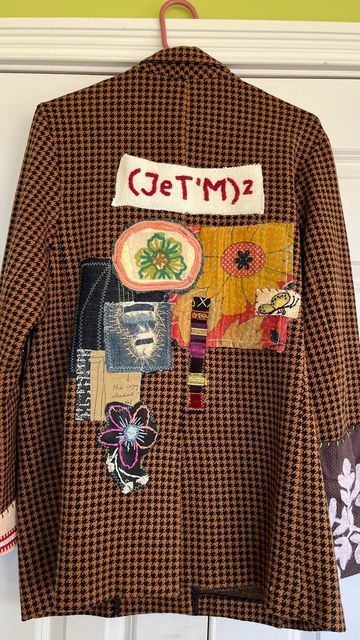 Patchwork And Embroidery, Design Jacket Ideas, Patchwork On Clothes, Wearable Art Clothing Recycled Altered Couture, Making Clothes Aesthetic, Upcycled Outfits, Decorated Jacket, Jean Jacket With Patches, Customised Clothes