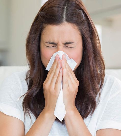 What can you do when you contract the common cold in the hot summer months? Worry not, here are effective home remedies to treat summer cold, have a look at them Chest Congestion Remedies, Best Cough Remedy, Home Remedies For Allergies, Angina Pectoris, Allergy Remedies, Diy Shampoo, Chest Congestion, Home Remedy For Cough, Cold Symptoms