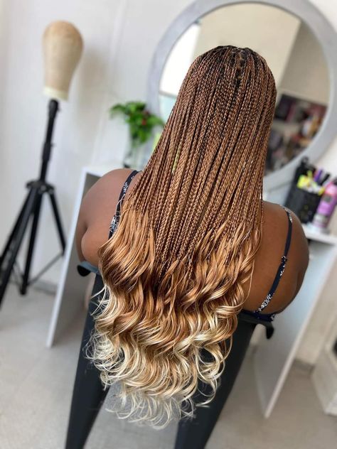 Gold Braids Hairstyles, Black Braids With Blonde Highlights, Different Braids Styles, Blonde Knotless Box Braids, Box Braids Hairstyle, Blonde Knotless, Hair Braid Designs, Latest Braided Hairstyles, Braiding Hair Colors