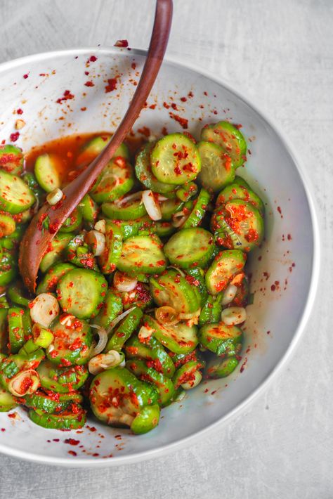 Quick Cucumber Kimchi - Unconventional Cooks Korean Cucumber Salad, Korean Cucumber, Cucumber Kimchi, Outdoor Cooking Recipes, Korean Side Dishes, Cucumber Recipes, Vegetarian Chili, Cucumber Salad, Side Salad