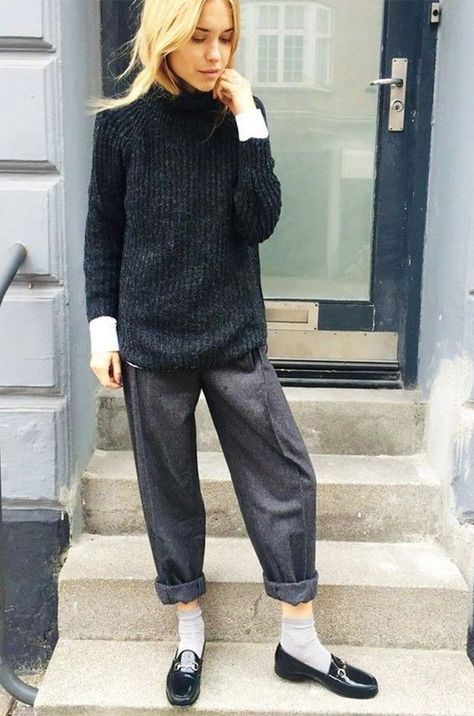 What to Wear with Cropped Pants to Avoid Cold Ankles - my 9 to 5 shoes How To Wear Loafers Women, How To Wear Loafers, Loafers With Socks, Loafers Outfit, Patagonia Pullover, Sock Outfits, Casual Chique, Pullover Outfit, Looks Street Style