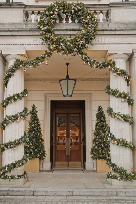 Column Decor, Rustic Wreaths, Luxury Christmas Decor, Pretty Christmas Decorations, Magical Images, Gold Christmas Decorations, Cool Christmas Trees, Christmas Porch, Christmas Mood