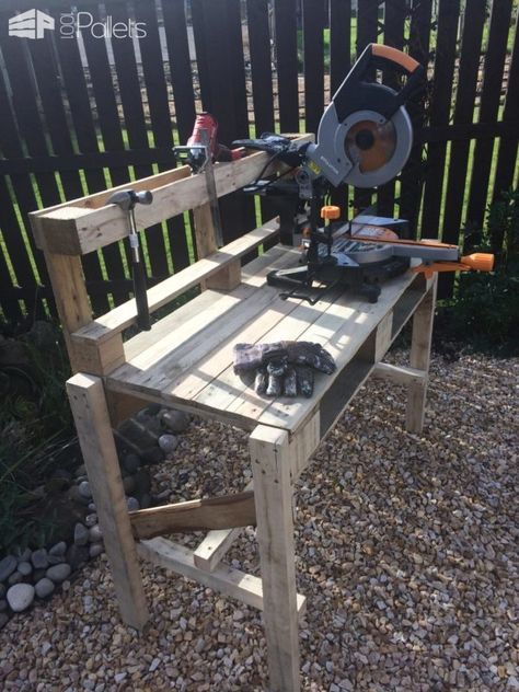 The build of this wood pallet workbench or potting bench is very simple! Let's see how I've made it with the step-by-step instructions. #diy #pallets #palletwood #woodworking #upcycled #tutorial #instructions Pallet Workbench, Pallet Work Bench, Pallet Organization Ideas, Pallet Potting Bench, Workbench Storage, Pallet Furniture Ideas, Repurpose Pallets, 1001 Pallets, Tool Bench