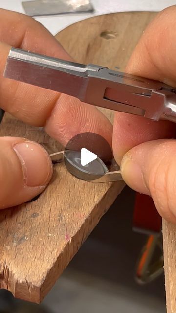 Creative Stone Setting, Stone Setting Techniques, Beginner Silversmithing Projects, Coin Jewelry Diy, Unusual Rings Design, Silversmithing Tutorials, Jewelry Fabrication, Free Jewelry Making Projects, Silversmith Rings