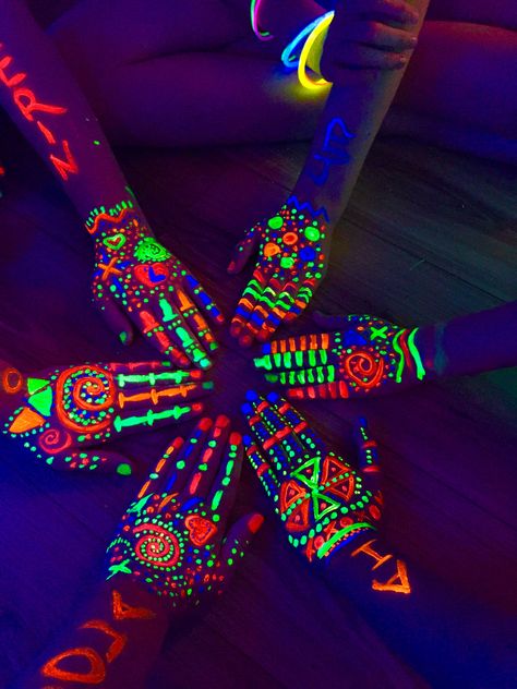 P I N T E R E S T @patriciaperusko Glow In The Dark Art, Uv Party, Glow In Dark Party, Neon Birthday Party, Sweet Sixteen Birthday Party Ideas, Glow Birthday Party, Black Pinterest, Fest Temaer, Diy Glow