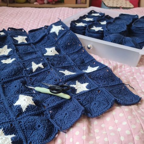 Star jumper in progress Crochet Star Granny Square Cardigan, Crochet Star Cardigan, Crochet Star Jumper, Star Knit Sweater, Knitted Star Sweater, Star Jumper, Knitting Sweater, Crochet Star, Crochet Stars