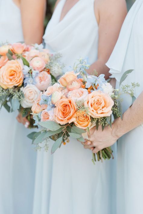 Blue Peach Wedding, Peach Wedding Bouquet, Coral Wedding Flowers, Peach Bouquet, Peach Wedding Flowers, Rosa Coral, Light Blue Wedding, Vintage Bouquet, Winter Wedding Flowers