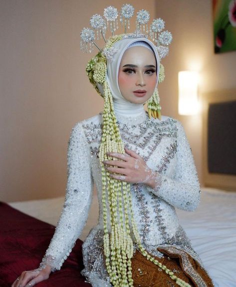 Save,follow,like ya guys Adat Melayu, Wedding Concept, Foto Wedding, Wedding Hijab, Beauty Shots, Wedding Mood, Wedding Poses, Wedding Attire, Wedding Gown