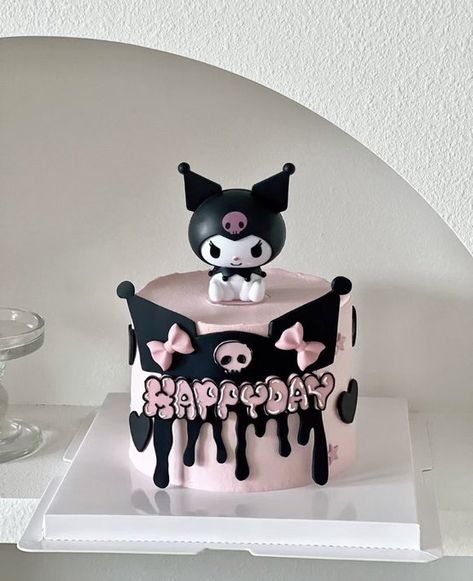 Sanrio Cake Easy, Kuromi Heart Cake, Kuromi And My Melody Cake, Emo Cakes Birthdays, Kuromi Cake Ideas, Kuromi Birthday Party Ideas, Kuromi Birthday Cake, Pastel Kuromi, Kuromi Birthday Party