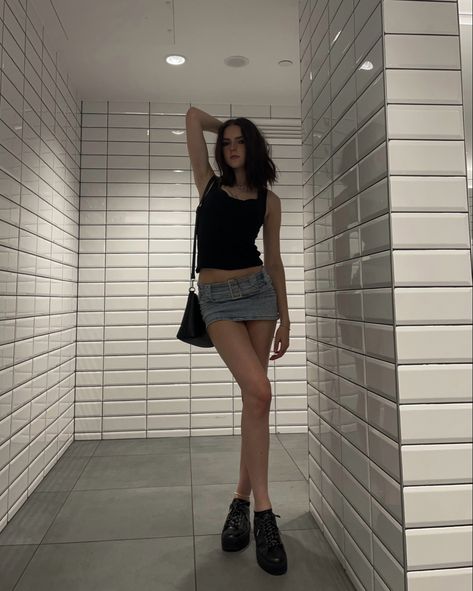 Low Rise Denim Mini Skirt Outfit, Mini Skirt Tank Top Outfit, Low Rise Denim Skirt Outfit, Low Rise Denim Skirt, Black Denim Mini Skirt Outfit, Black Skirt Concert Outfit, Low Rise Mini Skirt Outfit, Black Denim Shorts Outfit, Low Rise Skirt Outfit