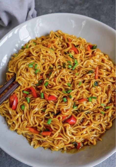 Pepper Noodles, Vegan Fried Chicken, Vegan Curry, Vegan Kitchen, Vegan Recipe, Noodle Recipes, Vegan Recipes Easy, Food Obsession, Interesting Food Recipes