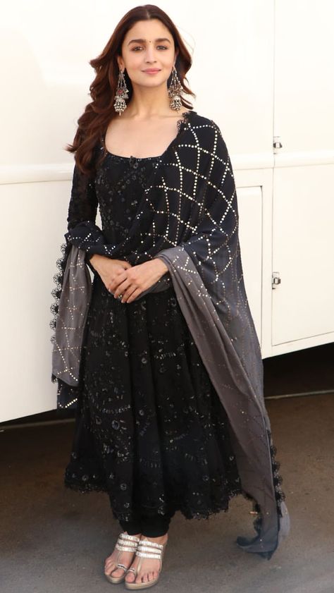 Alia Bhatt Black Anarkali, Simple Churidar Designs, Black Churidar Designs, Kurti Makeup Look, Black Kurti Outfit, Black Churidar, Churidar Dress, Anarkali Dress Pattern, Long Dress Design