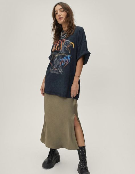 Skirts Tshirts Outfit, Oversized Tshirt Fall Outfits, Long Dress With Tshirt, Tshirt Long Skirt Outfits, T Shirt With Long Skirt, Graphic Tee Over Dress Outfit, Oversized T Shirt Styling, Oversized Tee With Skirt, Long Skirt Baggy Shirt