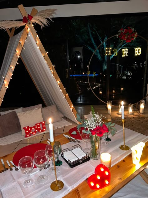 Birthday Date Ideas, For Date Outfit, Teepee Picnic, Spa Photography, Red Picnic, Valentine Day Table Decorations, Birthday Bedroom, Romantic Room Decoration, Night Club Aesthetic