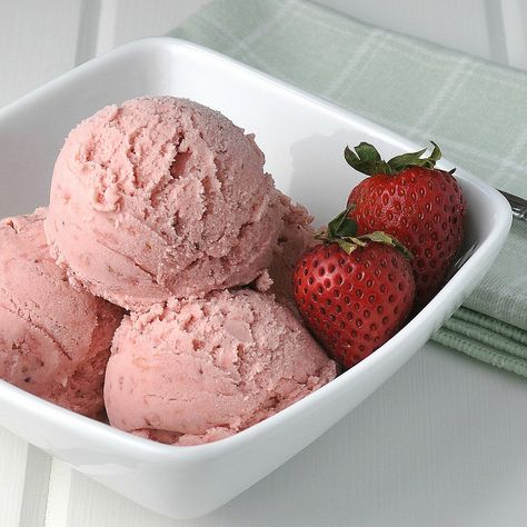 Strawberry Ice Cream Recipes, Chai Ice Cream, Strawberry Ice Cream Recipe, Cold Desserts, Love Ice Cream, Strawberry Ice Cream, Ice Cream Flavors, Ice Cream Maker, Homemade Ice