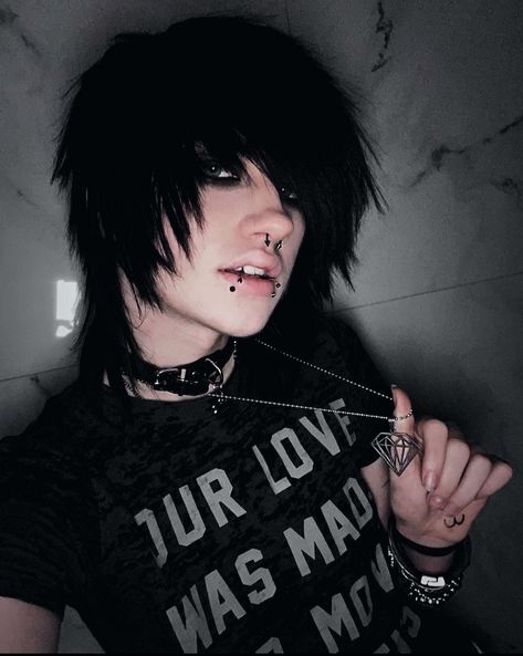 Emo Men Hair, Andro Haircut, Emo Hair Men, Emo Names, Emo Teen Boy, 2009 Emo, Emo Boys 2000s, 2000s Emo Aesthetic, 2000s Emo Boy