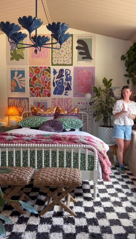 Bed Layering, Funky Bedroom, Colorful Room Decor, Apartment Decor Inspiration, Dream Room Inspiration, Room Makeover Bedroom, Small Room Bedroom, Cute Room Decor, Apartment Inspiration