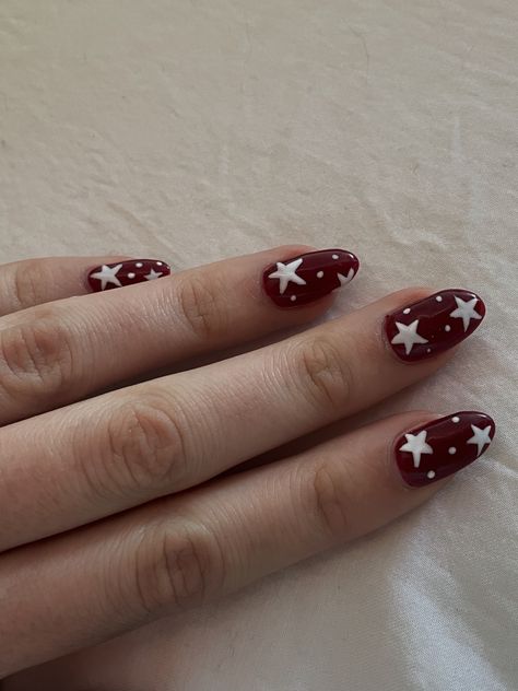 Christmas Dark Red Nails, Red And Gold Star Nails, Short Almond Star Nails, Dark Red Nails Christmas, Short Dark Red Nails With Design, Dark Red Star Nails, Christmas Nails Dark Red, Short Christmas Nails Red, Star Acrylics