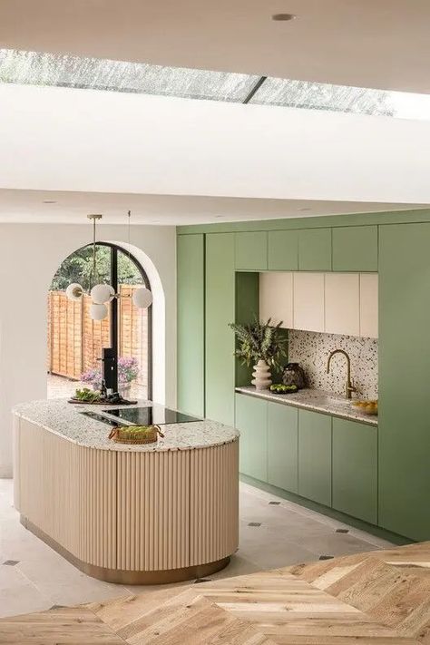 Modern Konyhatervezés, No Upper Cabinets, Curved Kitchen Island, Curved Kitchen, Coastal House, Kitchen Design Trends, Green Cabinets, Kitchen Extension, Kitchen Trends