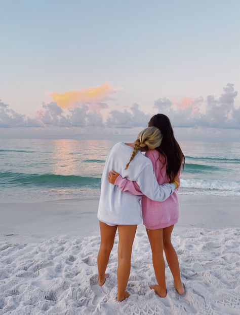 Beach Vacation Pictures, Halloween Costumes 2022, Beach Poses With Friends, Cute Beach Pictures, Beach Instagram Pictures, Friendship Photoshoot, Preppy Beach, Summer Poses, Summer Picture Poses