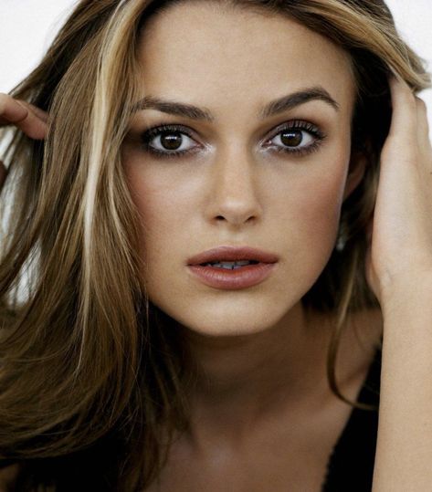 Keira Knightley Makeup, Keira Knightley Hair, Kiera Knightly, Keira Knightly, Glamour Uk, Orlando Bloom, Keira Knightley, Famous Women, Pride And Prejudice