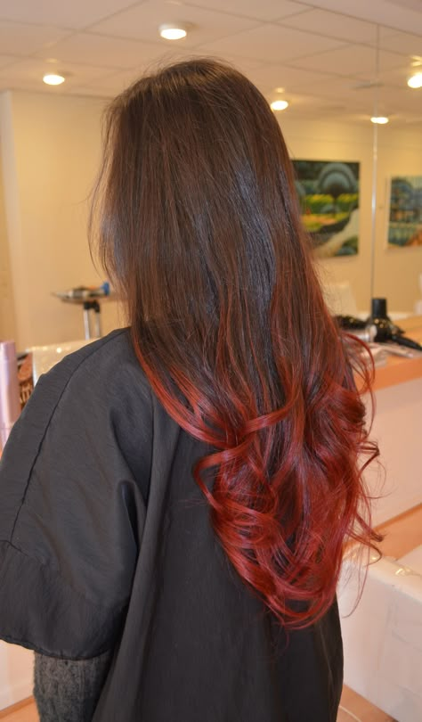 Red ombre #salonsimis Brown Hair Red Tips, Hair Red Tips, Red Hair Ends, Red Hair Fade, V Cut Hairstyle, Red Hair Tips, V Cut Hair, Red Balayage Hair, Natural Brown Hair