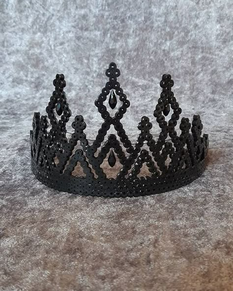 Artkal Beads on Instagram: "The Black Crown & The Black Swan 😍😍 Great and beautiful design from @freshfromthebeadpress #artkalbeads #artkal #pixelart #pixel #fusebeads #art #artwork #beautiful #handmade #design #crafts #crafting #craft #hamabeads #perlerbeads #blackcrown #blackswan #create #creative" Hamma Beads Ideas, The Black Swan, Pearl Beads Pattern, Easy Perler Beads Ideas, Perler Bead Templates, Perler Crafts, Diy Perler Bead Crafts, Hama Beads Patterns, Black Crown