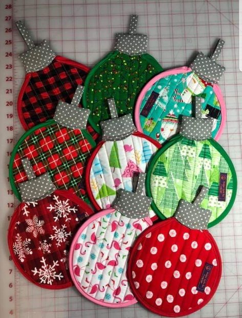 Simple Quilt Projects For Beginners, Small Quilted Christmas Gifts, Diy Christmas Decorations With Fabric, Christmas Pot Holders Quilted, Christmas Sewing Projects Gift, Christmas Decorations Sewing, Christmas Potholders, Christmas Quilting Projects, Christmas Fabric Crafts