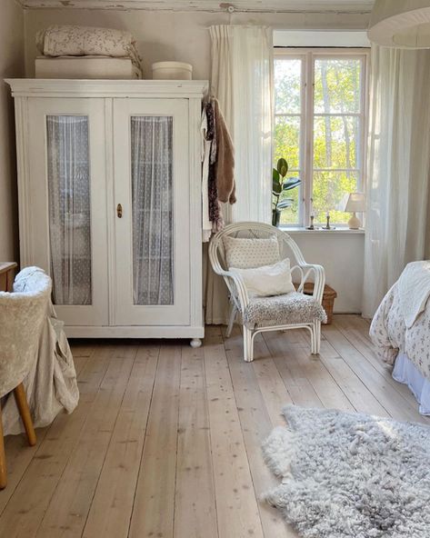 Swedish Houses Interior, Swedish Interior Design Bedroom, Swedish Home Interior, Scandinavian Bedroom Ideas Swedish Style, Swedish Home Aesthetic, Swedish Interiors Country, Swedish Summer House Interiors, Swedish Bedroom Scandinavian Style, Swedish Style Home