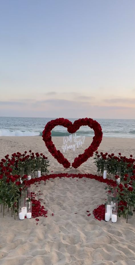 Marry Me Roses Proposal, Good Proposal Ideas, Cute Beach Proposal Ideas, Engagement Suprise Idea, Dream Proposal Beach, Beach Proposal Ideas Surprise Sunset, Small Intimate Beach Wedding Ideas, Beach Marriage Proposal Ideas, Unique Proposal Ideas Creative