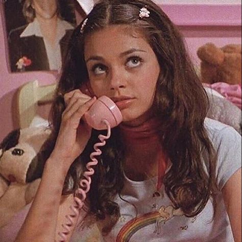 🌿 𝕪𝕠𝕦 𝕞𝕒𝕥𝕥𝕖𝕣 on Instagram: “do u have a telephone? 📞💓 _________________________________ #vintage #theme #90s #vintageclothing #telephone #hairstyle #90shair…” That 70s Show Aesthetic, 2000s Hairstyles, 2000s Outfit, Y2k Hairstyles, Extraordinary Women, That 70s Show, 90s Hairstyles, Retro Aesthetic, 2000s Fashion