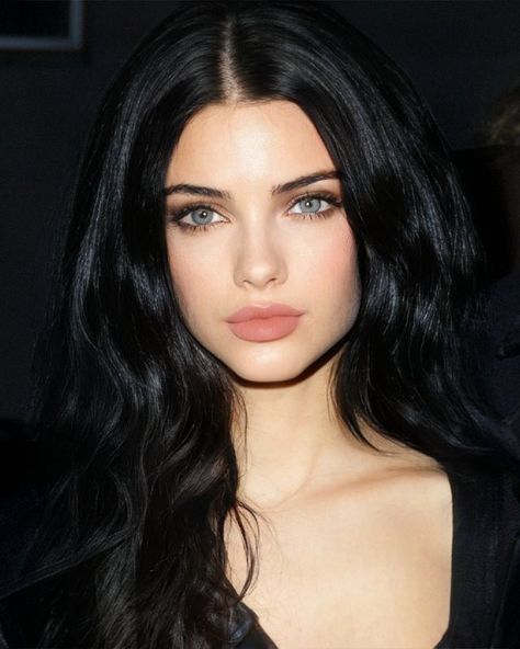 Black Hair Blue Eyes, Long Black Hair, Pretty Makeup, Long Black, Beauty Face, Girl Face, Dark Hair, Pretty Face, Blue Hair