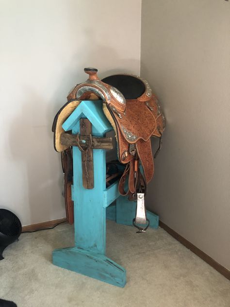 Saddle Horse Stand, Horse Saddle Stand Diy, Saddle Holder Diy, Horse Saddle Stand, Horse Saddle Decor Ideas, Saddle Decor Ideas, Diy Saddle Stand, Wooden Saddle Stand, Saddle Stand Diy