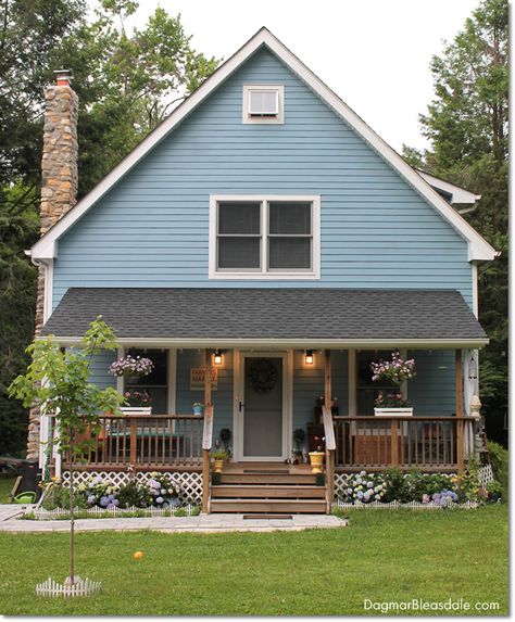 Cottage Garden Landscaping, Blue Farmhouse Exterior, Light Blue Houses, Scandinavian Cottage, Cottage Porch, Pintura Exterior, Cottage Exterior, Blue Cottage, Cottage Style Decor