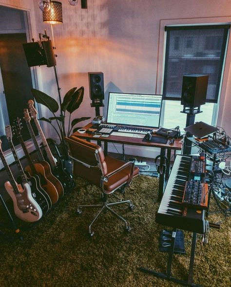 Music Producer Studio, Music Studio Bedroom, Room Studio Music, Music Room At Home, Music Room Layout, Music Room Setup, Home Music Studio Ideas, Music Room Rules, Music Room Posters