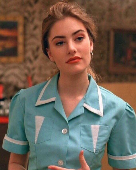 ♡ shelly johnson ♡ — twin peaks, 1990 #madchenamick #shellyjohnson #twinpeaks #twinpeaksgirls Shelly Johnson Twin Peaks, Shelly Twin Peaks, Shelly Johnson, Twin Peaks Inspired, Claudia Schiffer, Twin Peaks, Classic Beauty, Girl Crush, Aesthetic Outfits