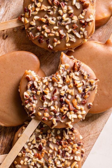 Fall has arrived, and these dairy-free, Peanut Butter Caramel Apple Pops are a must this season! This healthy treat is made with fresh organic apples dipped in my easy homemade dairy-free peanut butter caramel and then sprinkled with crushed peanuts and pecans. What’s better than peanut butter and apples? Peanut butter caramel covered apples! My kids […] The post <a rel="nofollow" href="https://healthylittlevittles.com/healthy-peanut-butter-caramel-apple-pops/" data-wpel... Caramel Apple Peanut Butter, Apples And Peanut Butter Snack, Apple Appetizer Recipes, Fall Deserts Easy For Kids, Healthy Caramel Apples, Peach Snacks, Healthy Fall Treats, Autumn Bakes, Apples Peanut Butter