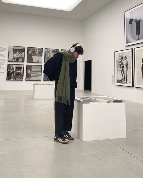 Art Gallery Men Outfit, Men Art Gallery Outfit, Art Gallery Outfits Men, Men Autumn Outfit Aesthetic, Art Gallery Outfit Aesthetic Men, Prep Street Style, Preppy Winter Outfits Men, Scarves Outfits Men, Winter Outfit Aesthetic Men