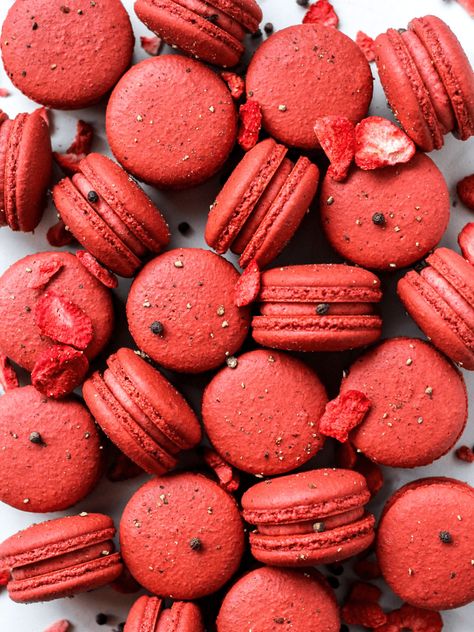 Savoury Macarons, Macaron Photography Ideas, Strawberry Chocolate Macarons, Unique Macaron Flavors, Strawberry Macarons Recipe, Valentines Macarons Flavors, Jam Filled Macarons, Macarons Strawberry, Macaroons Strawberry