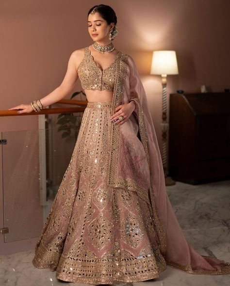 Sara Tendulkar, भारतीय दुल्हन संबंधी, Arpita Mehta, Golden Lehenga, डिजाइनर कपड़े, Fancy Lehenga, Sangeet Outfit, Simple Lehenga, Indian Outfits Lehenga