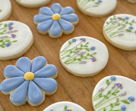 Tea Party Sugar Cookies Royal Icing, Pretty Cookies Decorated, Easy Birthday Cookies Decorated, Wildflower Wedding Cookies, Wild Flower Sugar Cookies, Flower Decorated Sugar Cookies, Flower Sugar Cookies Royal Icing, Beginner Sugar Cookie Designs, Summer Decorated Sugar Cookies