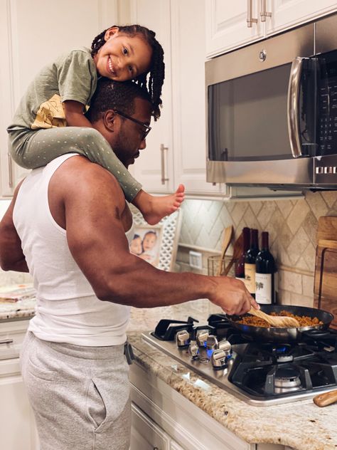 Dad Aesthetic, Man Cooking, Father And Baby, Dream Family, Black Fathers, Girl Dad, Black Couples Goals, Dad Daughter, Black Families