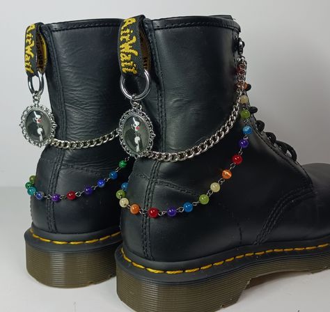 Chains On Clothes, Doc Marten Charms Diy, Boot Charms Diy, Diy Boot Jewelry, Boot Accessories Diy, Dr Martens Charms, Boot Jewelry Diy Ideas, Boot Chains Diy, Boot Styling