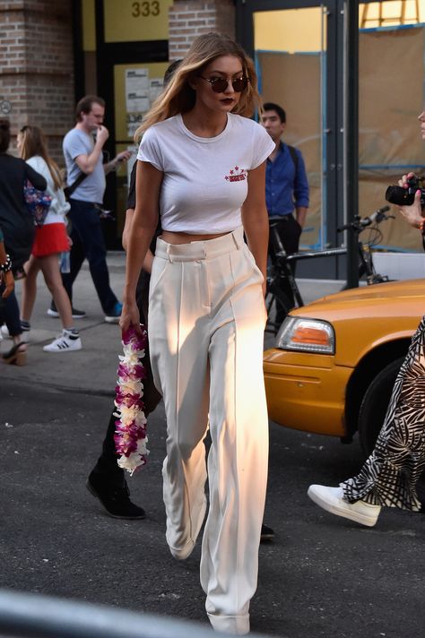 New York Fashion Week Gigi Hadid Street Style, Cream Trousers, Gigi Hadid Style, West Coast Fashion, Hadid Style, Stil Inspiration, Cooler Look, Looks Street Style, Modieuze Outfits