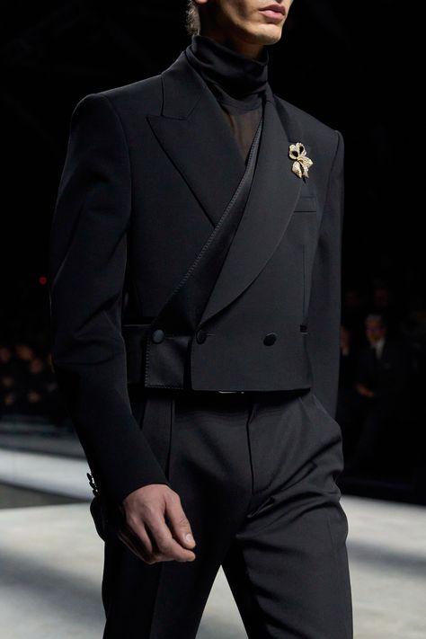 Dolce & Gabbana Fall 2024 Menswear https://www.vogue.com/fashion-shows/fall-2024-menswear/dolce-gabbana/slideshow/detail#17 Casual Outfits Winter Men, Black Tie Men, Classic Mens Haircut, Young Men Haircuts, Stylish Mens Suits, 2024 Menswear, Gala Outfit, Classy Suits, Classy Outfits Men