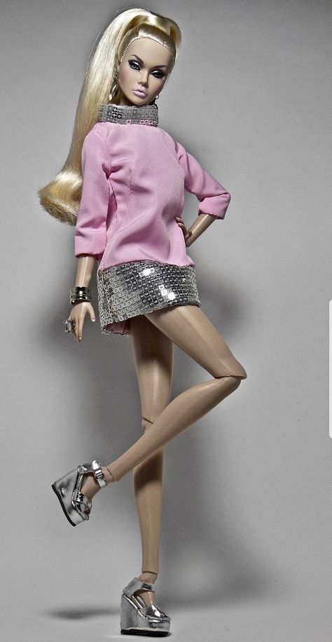 I love this expression & pose! Barbie Poses Model, Barbie Doll Photoshoot Ideas, Barbie Poses, Barbie Poses Photoshoot, Barbies Pics, Barbie Fashionista Dolls, Poppy Parker Dolls, Barbie Birthday, Barbie Fashionista