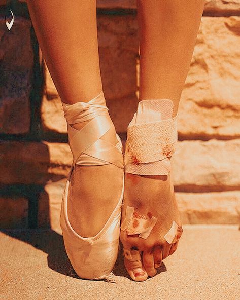 Ballet Workout, Western Outfits Men, Shoes Aesthetic, Dancing Aesthetic, Classical Ballet, Ballet Photography, En Pointe, Pointe Shoes, Aesthetic Pics